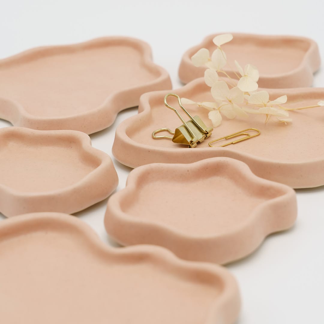 Foto van schaaltjes van keramiek met een golvende rand