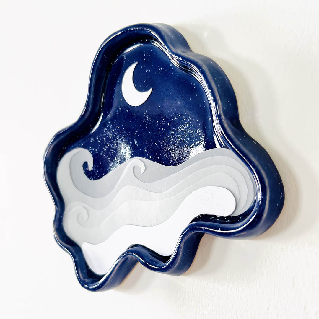 Foto van een curvy kunstwerk met golven en maan